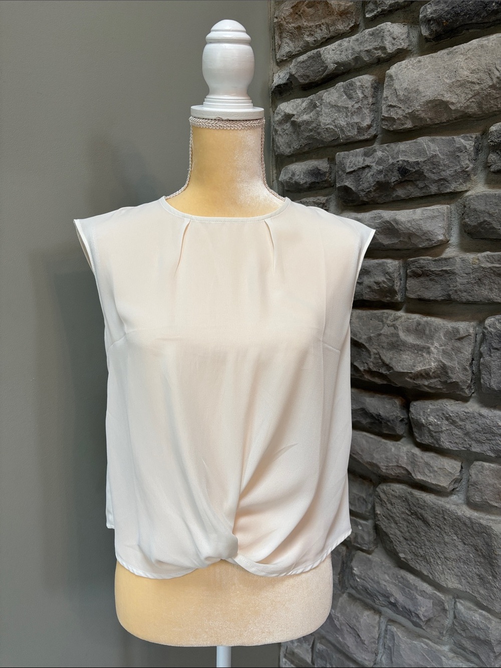 Banana Republic Women’s Cream Sleeveless Twist-Hem Blouse, NWOT, XSP